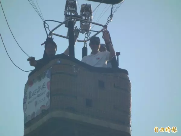 馬英九偕妻搭熱氣球 維安車輛追著到處跑