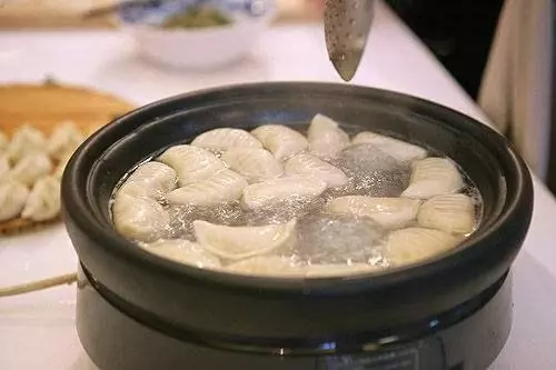 煮餃子用熱水還是涼水?知道餃子的3大秘訣,一分鐘秒變高手!