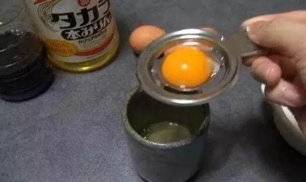 婆婆把雞蛋黃放進醬油裡,我離得遠遠的,10分鐘後就屬我吃最多