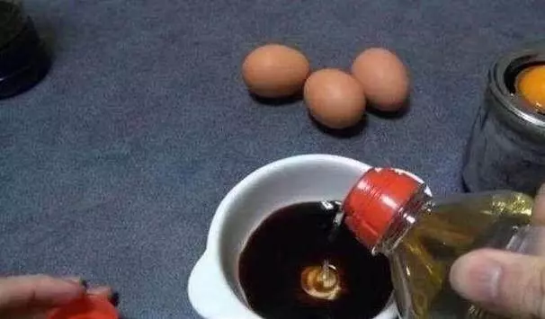 婆婆把雞蛋黃放進醬油裡,我離得遠遠的,10分鐘後就屬我吃最多