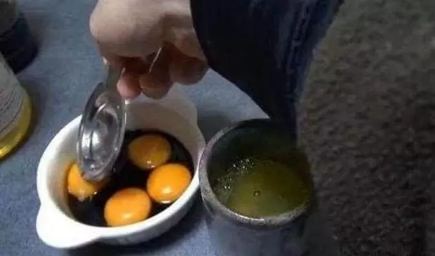 婆婆把雞蛋黃放進醬油裡,我離得遠遠的,10分鐘後就屬我吃最多