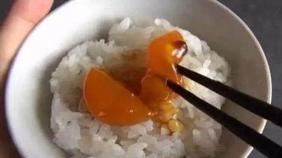 婆婆把雞蛋黃放進醬油裡,我離得遠遠的,10分鐘後就屬我吃最多