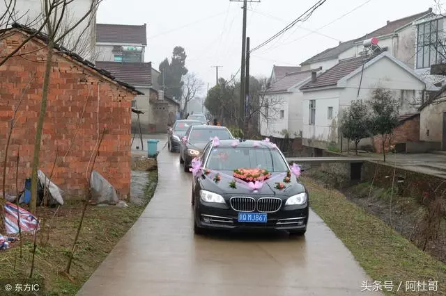 開車幫好兄弟去接新娘子,臨走他給我一包煙,打開時我停下了車!