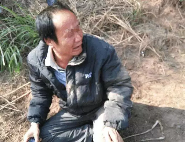 哥哥掙錢養妹妹,妹賺錢後不認哥,兩年後收到封信,哥哥失聲大哭