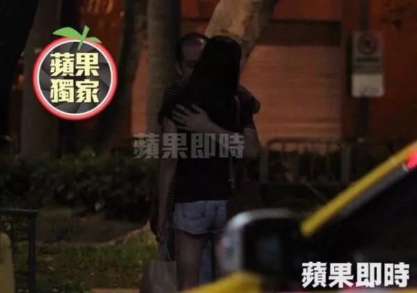 納吉被控期間兒子赴台找「小Angelababy」,兩人十指緊扣離開餐館關係成迷!