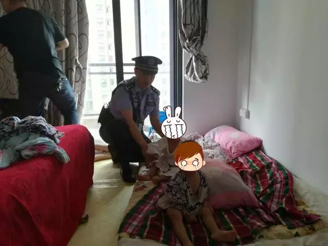糊塗母親將雙胞胎寶寶反鎖家中,民警破門一看孩子們趴地睡著了