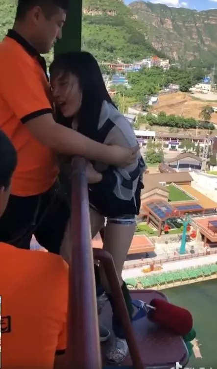 最幸福職業!妹子高空彈跳超害怕…「重點三貼抱緊緊」工作人員爽翻天:該遞履歷了(影