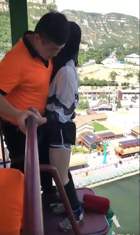 最幸福職業!妹子高空彈跳超害怕…「重點三貼抱緊緊」工作人員爽翻天:該遞履歷了(影