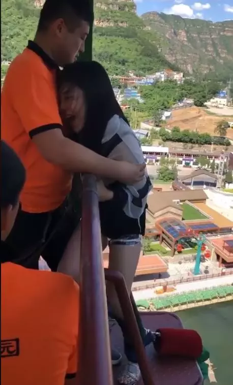 最幸福職業!妹子高空彈跳超害怕…「重點三貼抱緊緊」工作人員爽翻天:該遞履歷了(影