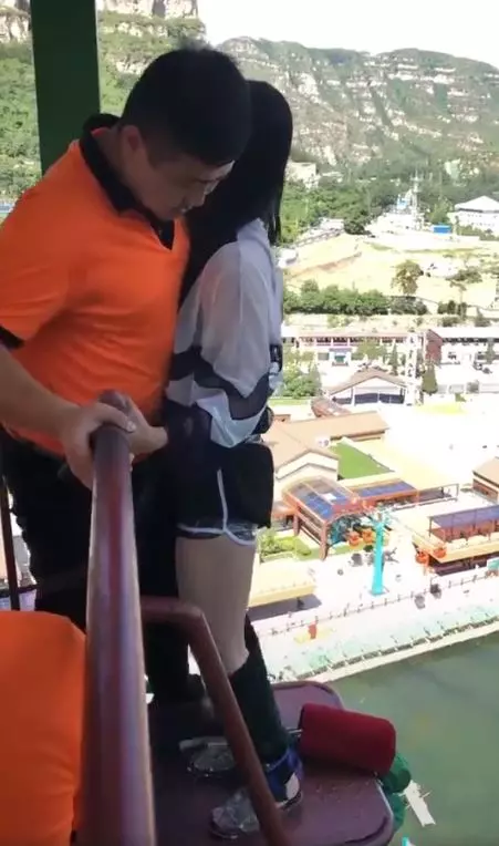 最幸福職業!妹子高空彈跳超害怕…「重點三貼抱緊緊」工作人員爽翻天:該遞履歷了(影