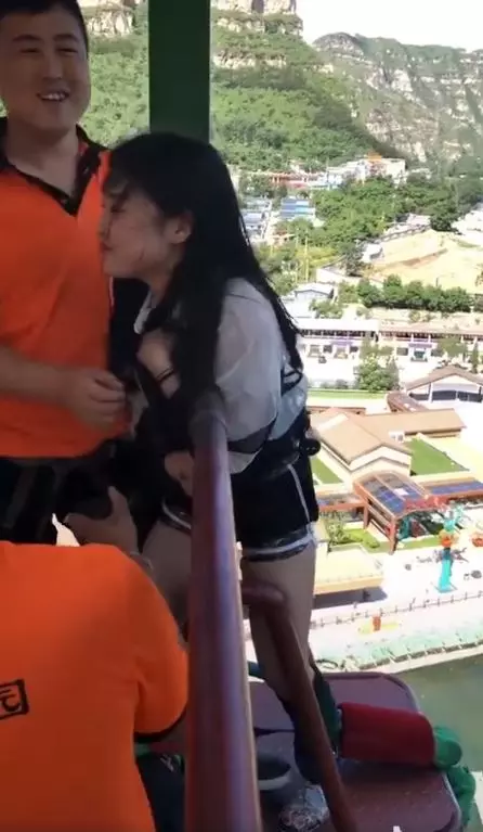 最幸福職業!妹子高空彈跳超害怕…「重點三貼抱緊緊」工作人員爽翻天:該遞履歷了(影