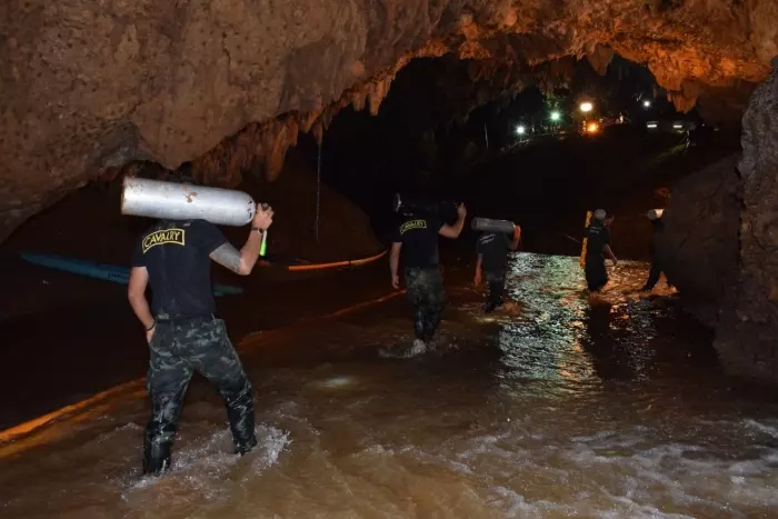 為了救出泰國受困少年, 「前海豹隊員」潛水出洞口時, 因缺氧而犧牲性命!