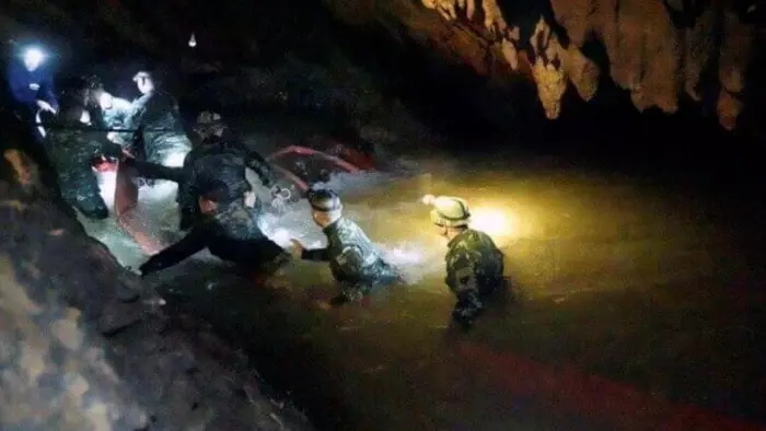 為了救出泰國受困少年, 「前海豹隊員」潛水出洞口時, 因缺氧而犧牲性命!
