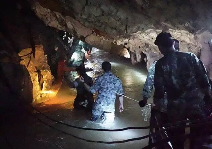 為了救出泰國受困少年, 「前海豹隊員」潛水出洞口時, 因缺氧而犧牲性命!