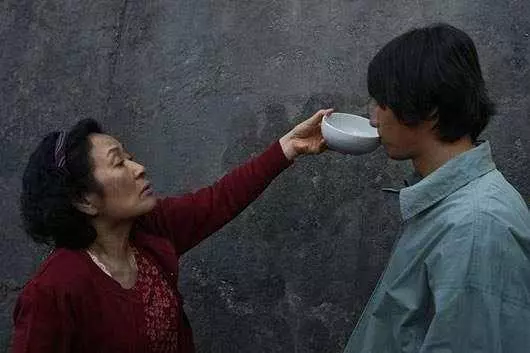 老婆意外失去一條胳膊,母親嫌棄逼著我離婚,軟弱害了彼此!
