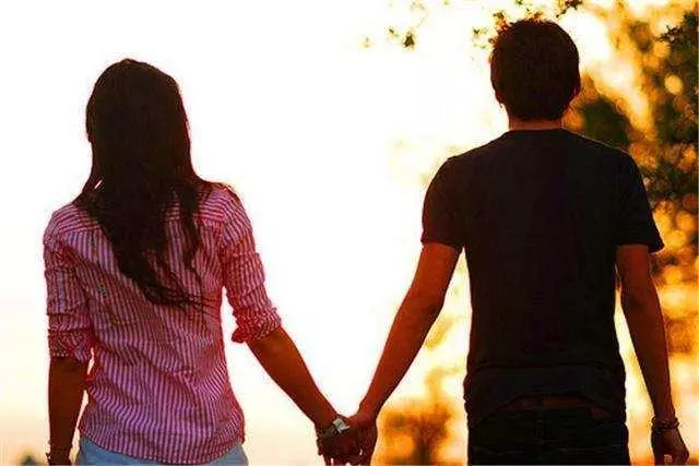 老婆意外失去一條胳膊,母親嫌棄逼著我離婚,軟弱害了彼此!