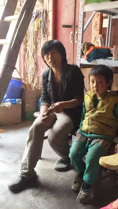 婦女攜5歲兒上山修行 讓兒搬磚日賺24令吉