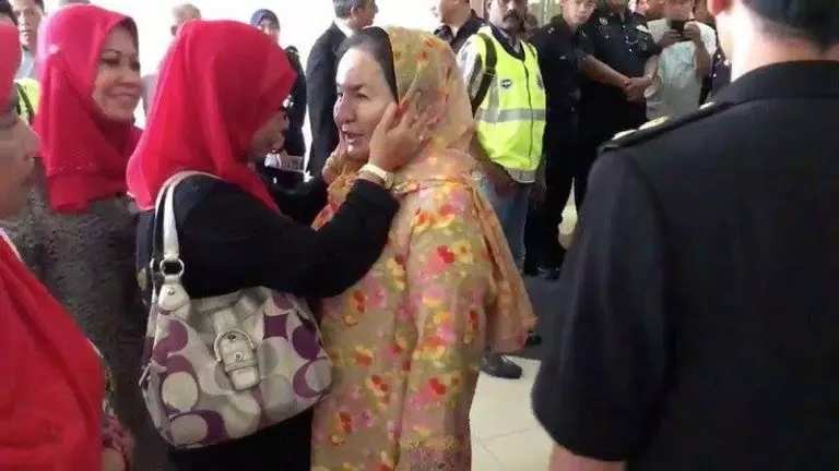 爸爸被控沒多久, 兒子被台媒爆出熊抱火辣「女星」、按完摩還一起回酒店!
