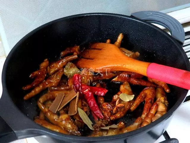 雞爪怎麼做好吃？雞爪的兩種家常做法，製做簡單，香味十足！