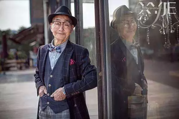 一時好玩讓85歲阿公穿上潮服 沒想到「秒變英倫紳士」帥翻天