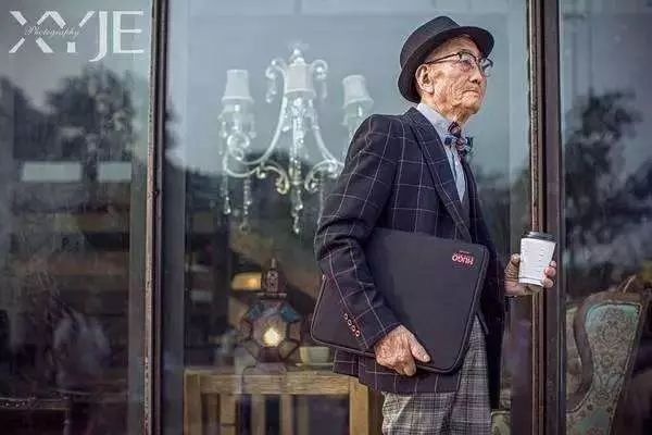 一時好玩讓85歲阿公穿上潮服 沒想到「秒變英倫紳士」帥翻天