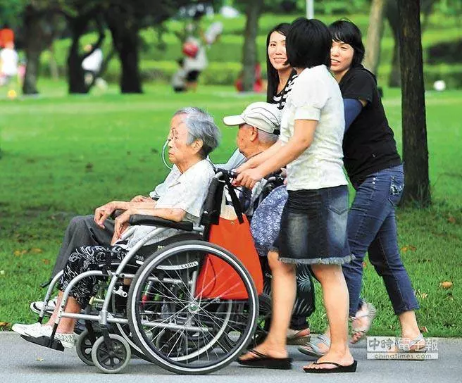 天兵看護推阿嬤去公園「回家變成阿公」 家人超慌張「看護還講垃圾話」網傻眼:這太瞎了喔