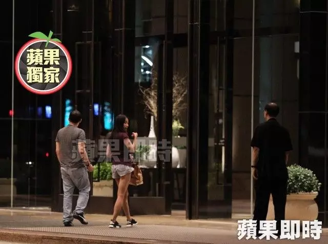 【竟搭上『臺灣Angelababy』!】納吉官司纏身,兒子竟然在臺灣和『C奶女星』撐台腳抱抱!