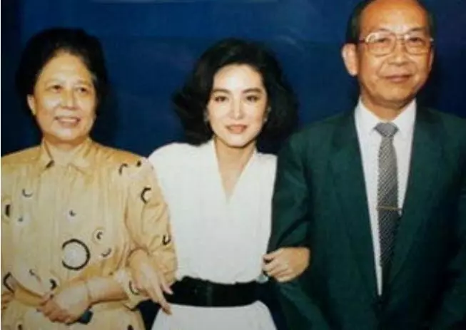 林青霞失散36年的親姐姐近照曝光,長這模樣,網友看了都不淡定了!