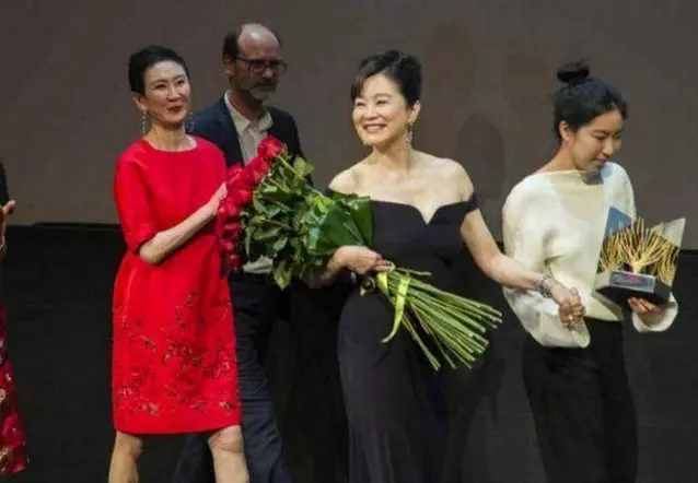 林青霞失散36年的親姐姐近照曝光,長這模樣,網友看了都不淡定了!