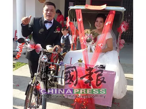 車廠東主小登科 三輪車腳車隊迎親
