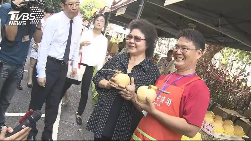 「隨時配合開直播!」 陳菊總統府賣水果