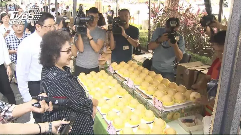 「隨時配合開直播!」 陳菊總統府賣水果
