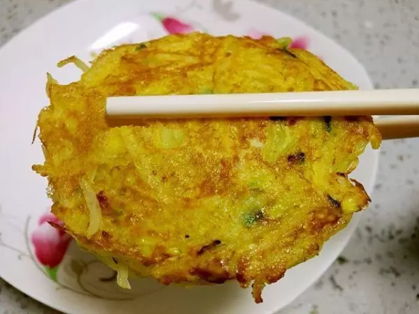 這道馬鈴薯餅只需要三種食材,關鍵是還不用麵粉,5分鐘出鍋,當菜也當飯,還沒端上桌就被大家搶光!