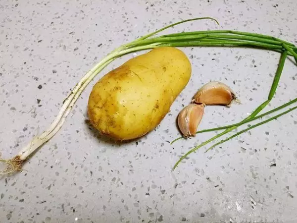 這道馬鈴薯餅只需要三種食材,關鍵是還不用麵粉,5分鐘出鍋,當菜也當飯,還沒端上桌就被大家搶光!