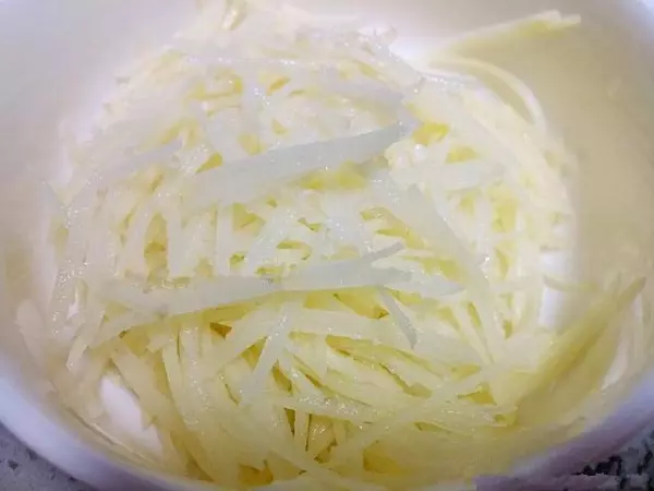 這道馬鈴薯餅只需要三種食材,關鍵是還不用麵粉,5分鐘出鍋,當菜也當飯,還沒端上桌就被大家搶光!