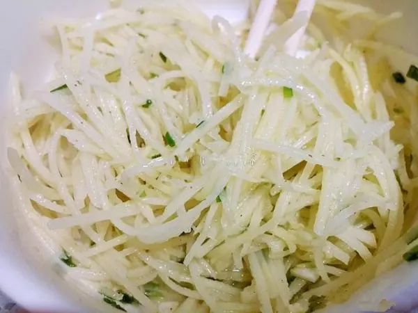 這道馬鈴薯餅只需要三種食材,關鍵是還不用麵粉,5分鐘出鍋,當菜也當飯,還沒端上桌就被大家搶光!