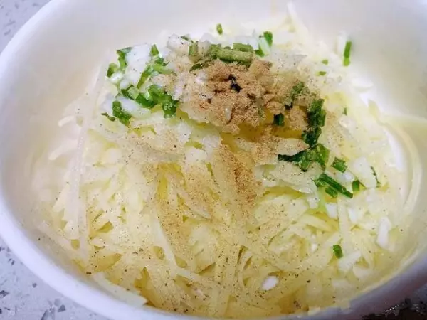 這道馬鈴薯餅只需要三種食材,關鍵是還不用麵粉,5分鐘出鍋,當菜也當飯,還沒端上桌就被大家搶光!