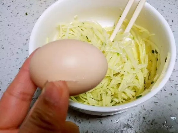 這道馬鈴薯餅只需要三種食材,關鍵是還不用麵粉,5分鐘出鍋,當菜也當飯,還沒端上桌就被大家搶光!