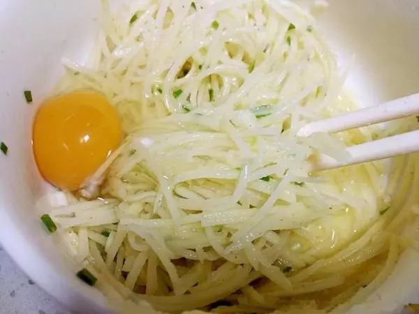 這道馬鈴薯餅只需要三種食材,關鍵是還不用麵粉,5分鐘出鍋,當菜也當飯,還沒端上桌就被大家搶光!