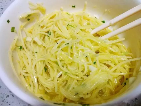 這道馬鈴薯餅只需要三種食材,關鍵是還不用麵粉,5分鐘出鍋,當菜也當飯,還沒端上桌就被大家搶光!