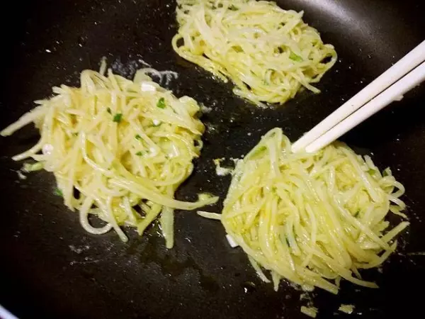 這道馬鈴薯餅只需要三種食材,關鍵是還不用麵粉,5分鐘出鍋,當菜也當飯,還沒端上桌就被大家搶光!