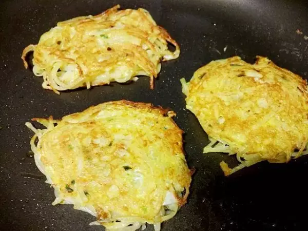 這道馬鈴薯餅只需要三種食材,關鍵是還不用麵粉,5分鐘出鍋,當菜也當飯,還沒端上桌就被大家搶光!