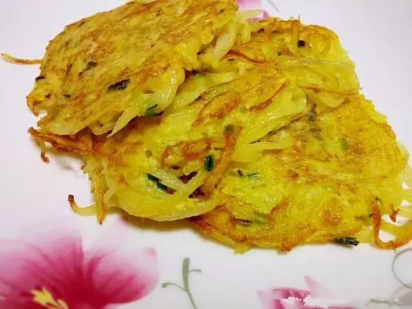 這道馬鈴薯餅只需要三種食材,關鍵是還不用麵粉,5分鐘出鍋,當菜也當飯,還沒端上桌就被大家搶光!