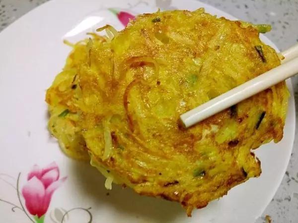 這道馬鈴薯餅只需要三種食材,關鍵是還不用麵粉,5分鐘出鍋,當菜也當飯,還沒端上桌就被大家搶光!
