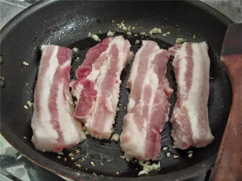 香噴噴的叉燒,做的時候加它,超級下飯,尤其是醬汁,大家都搶著吃!
