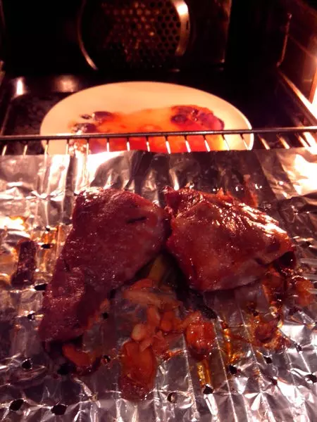 香噴噴的叉燒,做的時候加它,超級下飯,尤其是醬汁,大家都搶著吃!