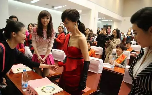 63歲趙雅芝和49歲蕭薔同場參加公益活動照片流出後,網友驚呆了!