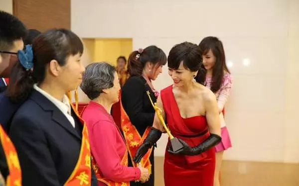 63歲趙雅芝和49歲蕭薔同場參加公益活動照片流出後,網友驚呆了!