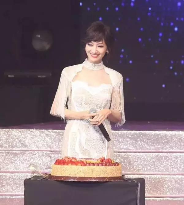 63歲趙雅芝和49歲蕭薔同場參加公益活動照片流出後,網友驚呆了!