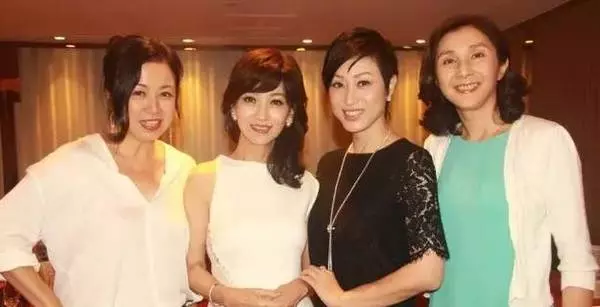 63歲趙雅芝和49歲蕭薔同場參加公益活動照片流出後,網友驚呆了!